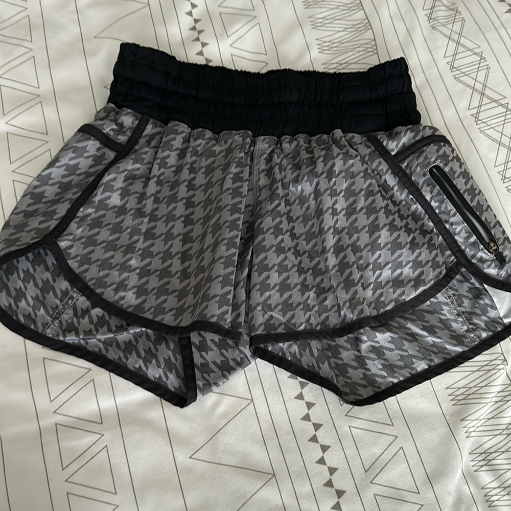 Lululemon Tracker III shorts